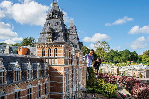 Bezoekers in attractiepark Madurodam in Den Haag Bezoekers in attractiepark Madurodam in Den Haag