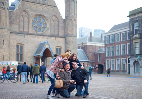 Toeristen op het Binnenhof in Den Haag Toeristen op het Binnenhof in Den Haag